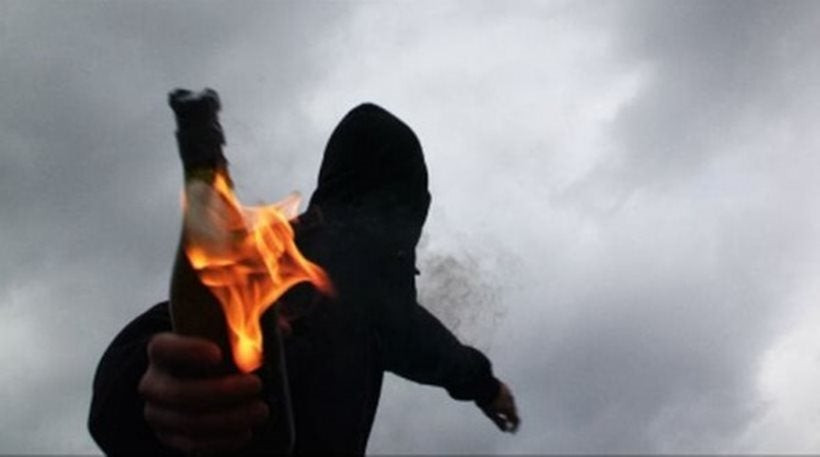 Κουκουλοφόροι επιτέθηκαν με μολότοφ στο αστυνομικό τμήμα Πεύκης – Εκαψαν οχήματα και έφυγαν ανενόχλητοι